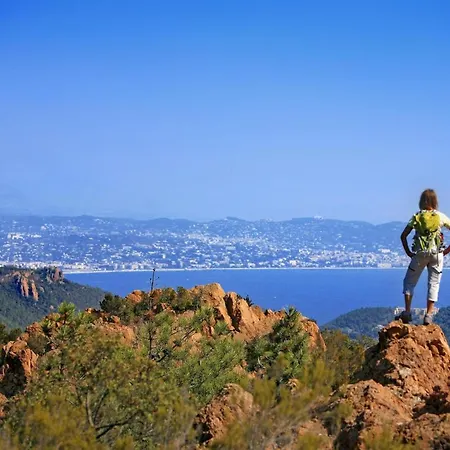 Les Flots Bleus Face A La Au Pied Du Massif De L'esterel