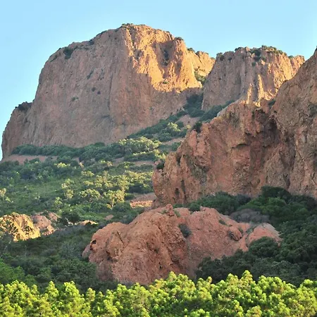 Les Flots Bleus Face A La Au Pied Du Massif De L'esterel